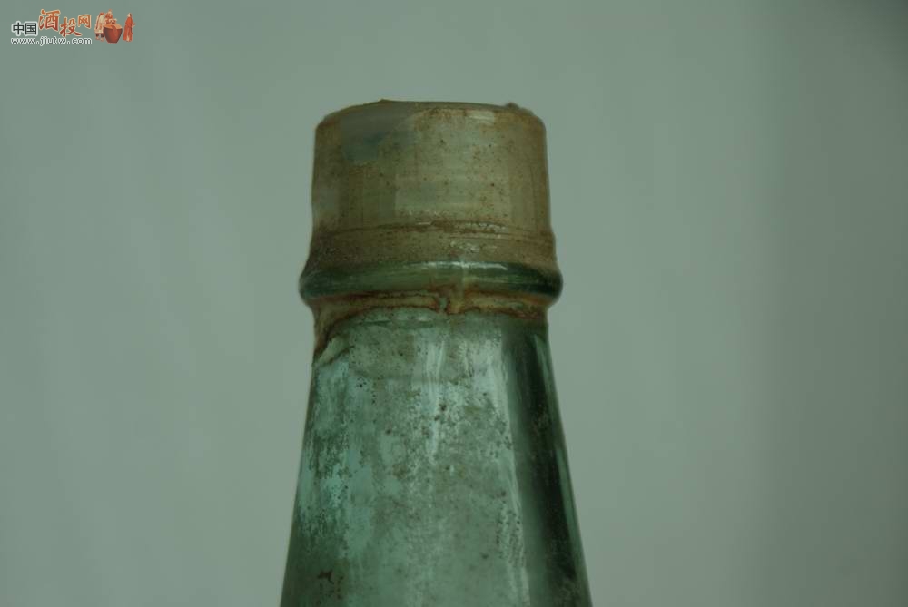 拍:一瓶八十年代四川万县产的天子大曲 中国酒